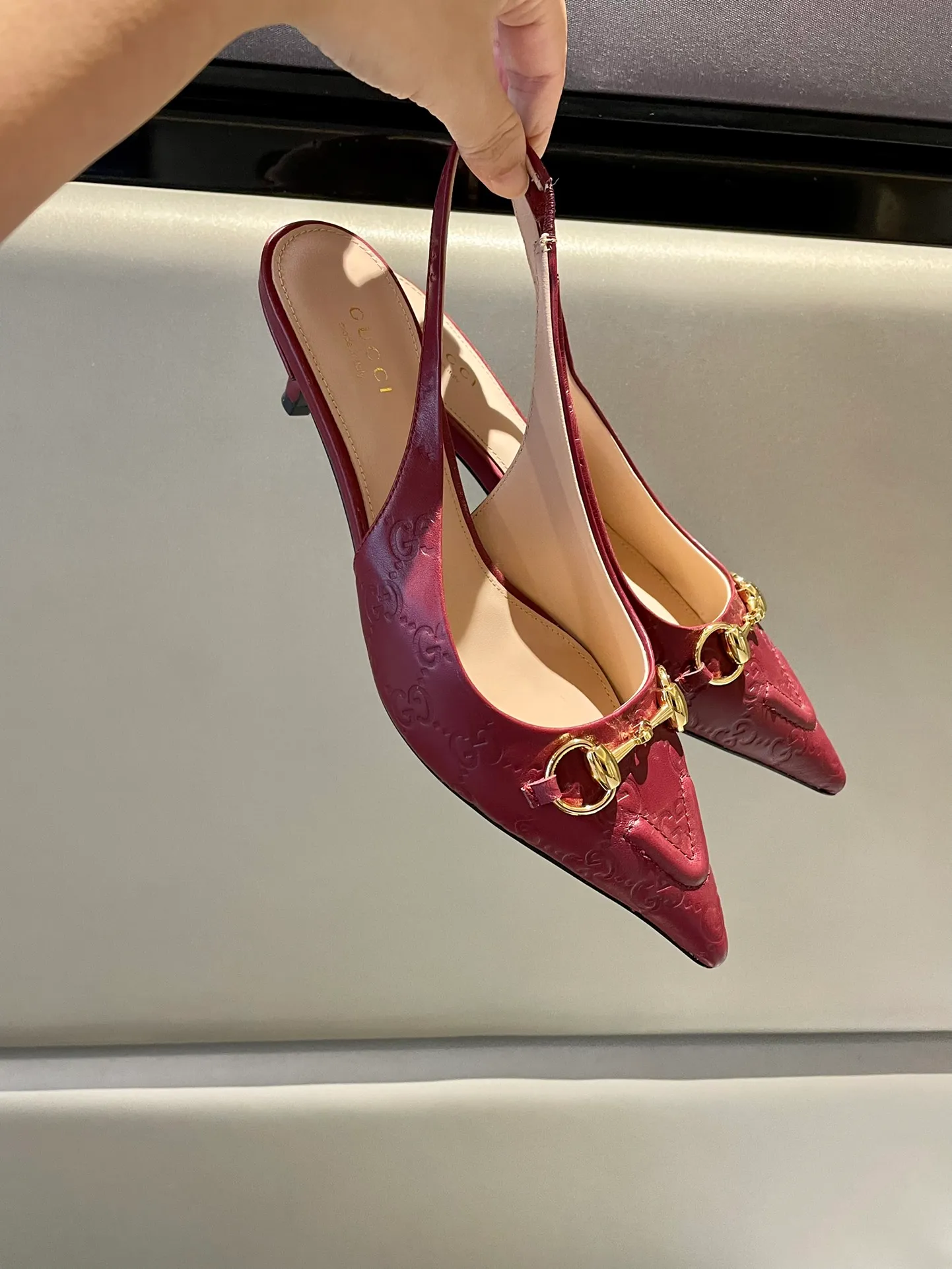 👟👟Ex-factory price 580👟👟 2024 G family’s new GUcc𝐢 horsebit pump sandals with pointed toes, elastic straps and kitten heels complement each other to create a comfortable and fitting design, and the back-lace pumps are the essence of design. Hot-drilling process Upper: Imported high-grade G G canvas Lining/foot pads: Full-grain high-grade lambskin Sole: Italian top-grade genuine leather sole Heel height: 10.5cm Fitting size: 35-42 (40/41/42 custom-made, non-refundable)